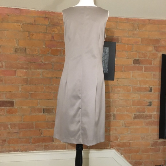 Sleeveless satin-look dress. - Picture 2 of 4